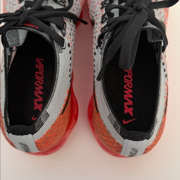 EUC Nike Air Women’s VaporMax Flyknit Wolf Grey Bright Crimson 7 Sneakers Shoes - Picture 8 of 9